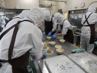 調理員さんが津ぎょうざのあんを皮に包んでいるところ②