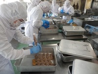 2月13日調理員さんがチョコストロベリータルトを作っているところ①