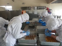 2月13日調理員さんがチョコストロベリータルトを作っているところ②